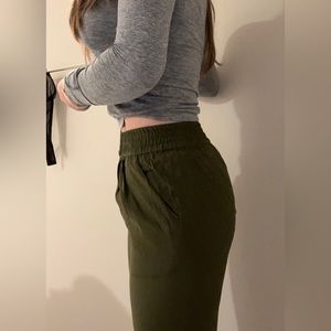 Dark green joggers. NEVER WORN. NO DAMAGES. PERFECT CONDITION.